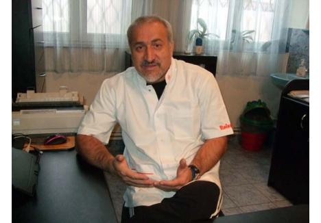 NOUL PREŞEDINTE. În vârstă de 51 de ani, medicul Adrian Ţăgureanu (foto) a absolvit Medicina la Cluj în 1986, după care a fost stagiar la fostul Spital de Copii, actualul Municipal. Din 1989 a fost medic de dispensar la Bratca, până la sfârşitul anilor ‘90, când şi-a luat rezidenţiatul în medicină generală şi pediatrie şi a ajuns la fostul Dispensar 21. Acum deţine propriul cabinet privat, alături de soţia sa, şi are planuri mari pentru Colegiu. "Mi-am propus să schimbăm imaginea medicilor, care a avut mult de suferit", zice el